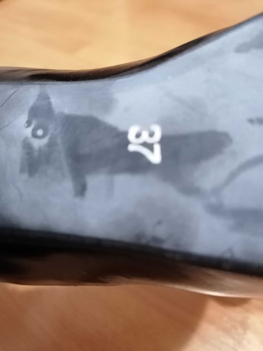 Buty na obcasie ze skóry lakierowanej