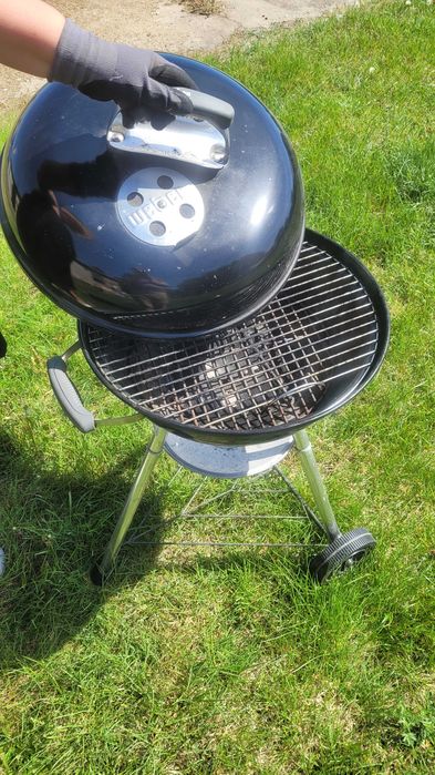 Grill węglowy marki Weber Compact Kettle 57 cm