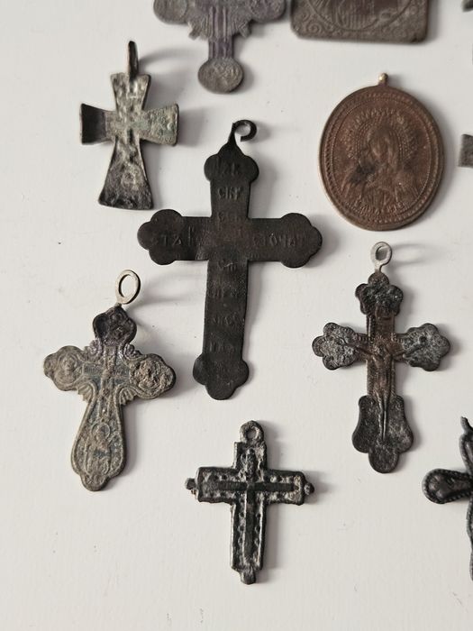 Крестики  разных периодов.