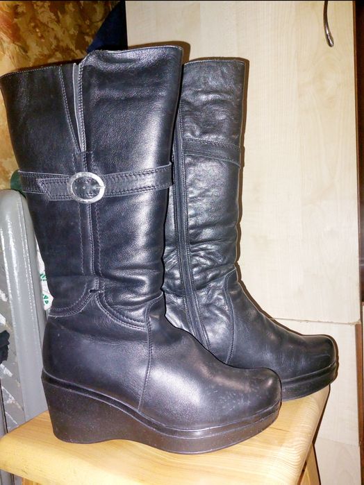 Шкіряні сапоги зимові  жіночі 38 р. В дуже гарному стані.