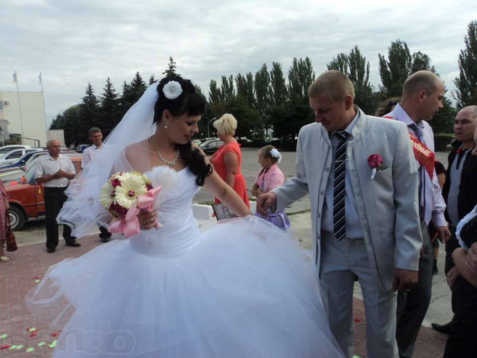 Белоснежное свадебное платье + в подарок перчатки
