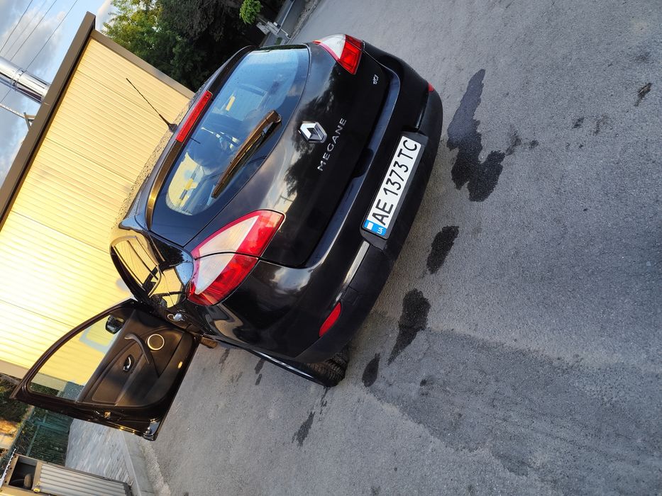 Продам хороший семейный автомобиль