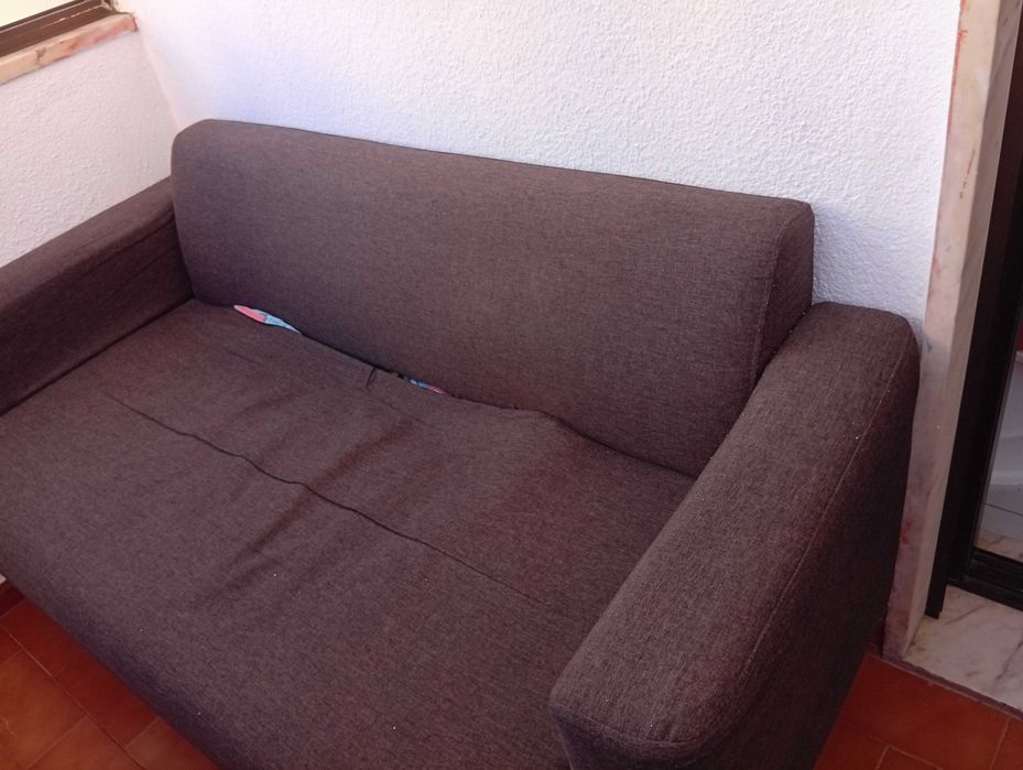 Sofá castanho de 2 lugares