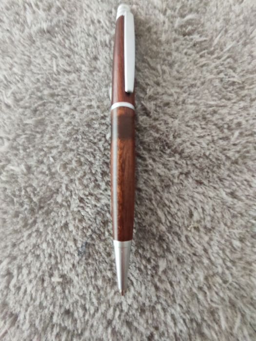 Canetas em madeira: caneta e lápis