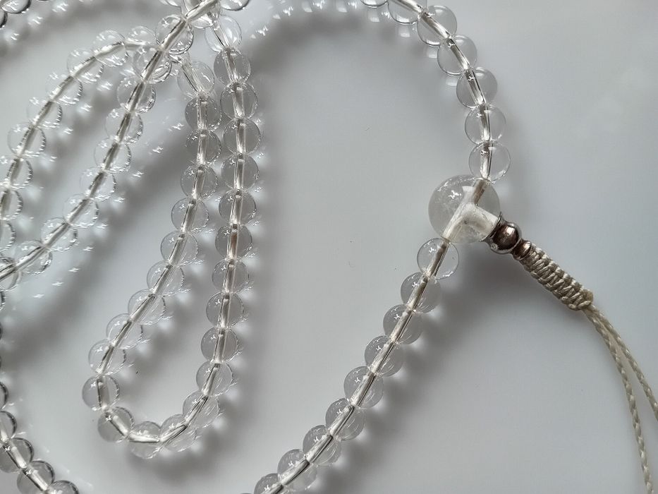 Mala buddyjska kryształowa 8 mm na mocnym sznurku.