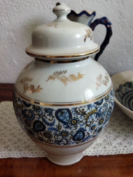 Pote  de cerâmica com tampa