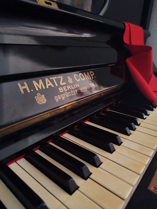 Piano acústico vertical H.Matz & Como.
