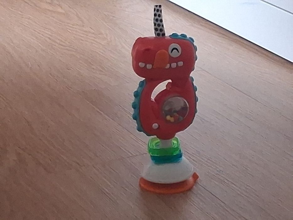 Vários bonecos e brinquedos