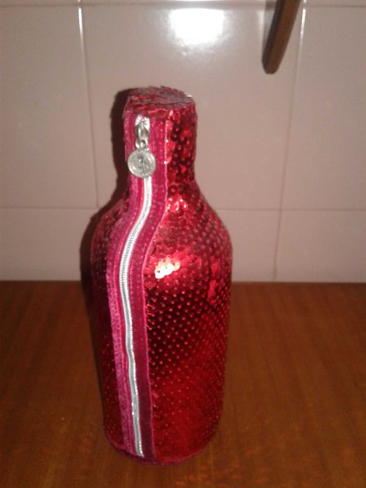 Garrafa Absolut de coleção com capa de lantejoulas