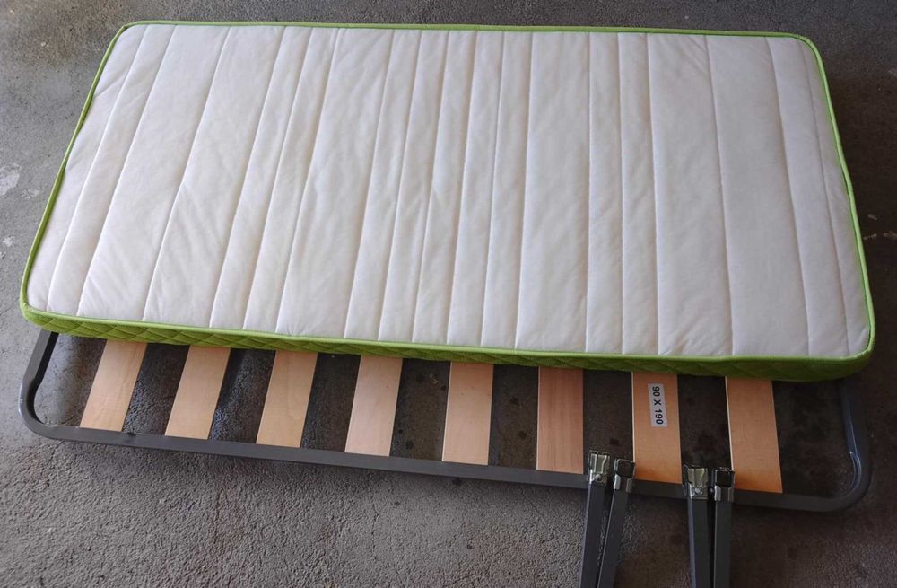 Estrado e colchão de solteiro