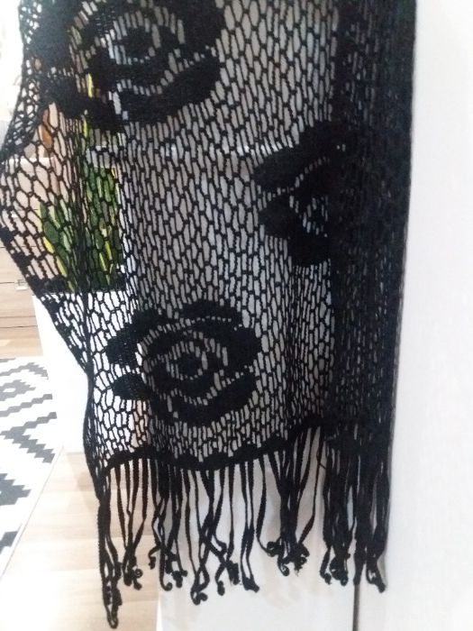Ażurowy czarny szal