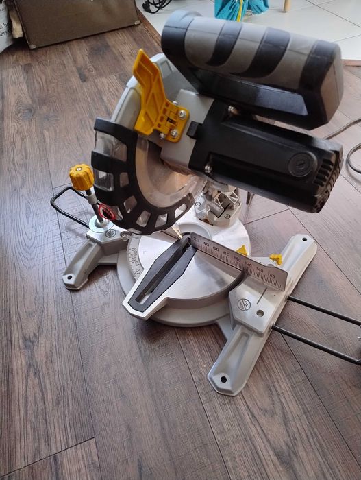 CMI Piła ukosowa 1450W 210 mm