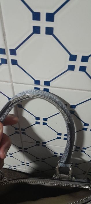 Mala oval cinzenta guess