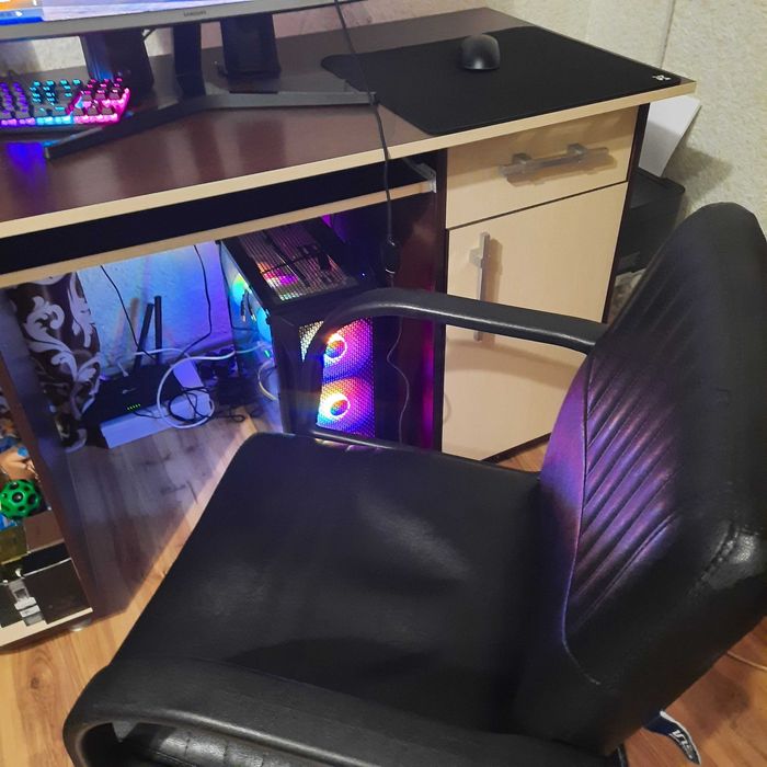 Комп'ютерний стіл+крісло