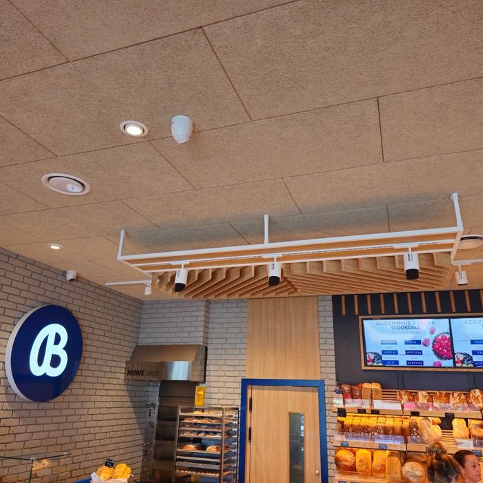 Sufit podwieszany kasetonowy modułowy Heradesign wióry drzewny Hera