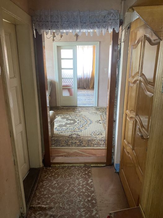 Продається двокімнатна квартира на другому поверсі поруч з центром по вул Берегівська !