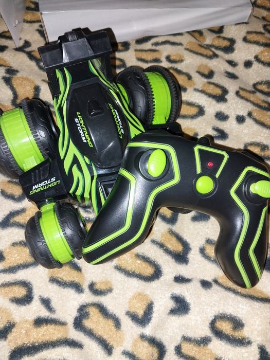 Машинка акумуляторна на управлінні, стан нової, комплектація повна.