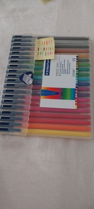 Material escolar canetas como novas