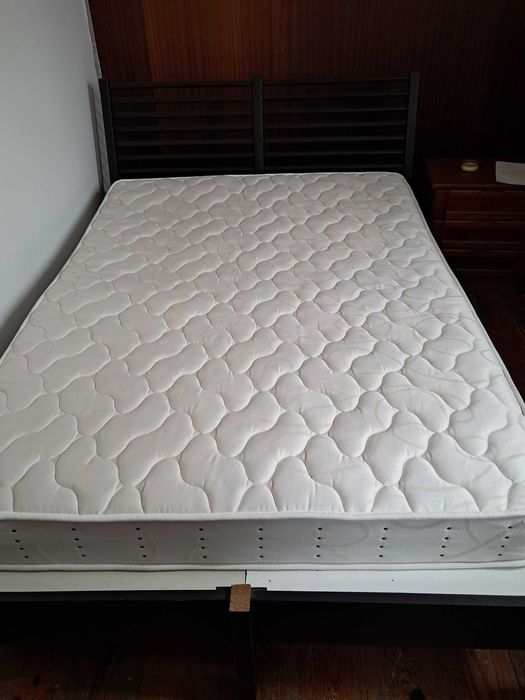 Cama de casal com colchao, na praia do Furadouro