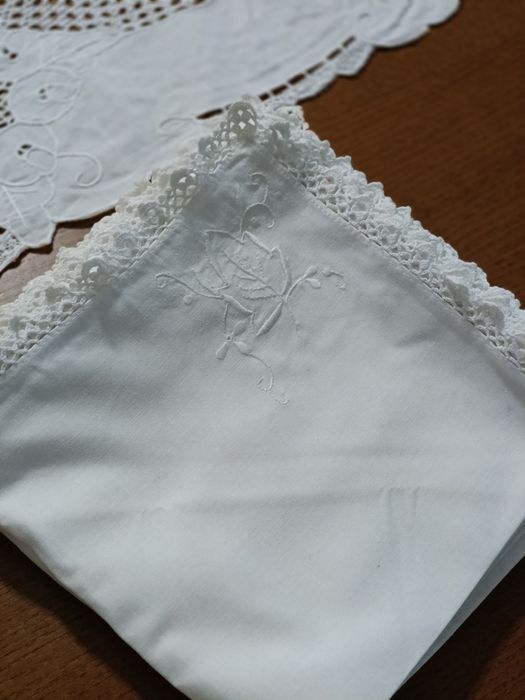 Toalha branca bordada e com crochê