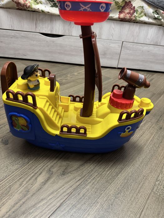 Іграшковий піратський корабель