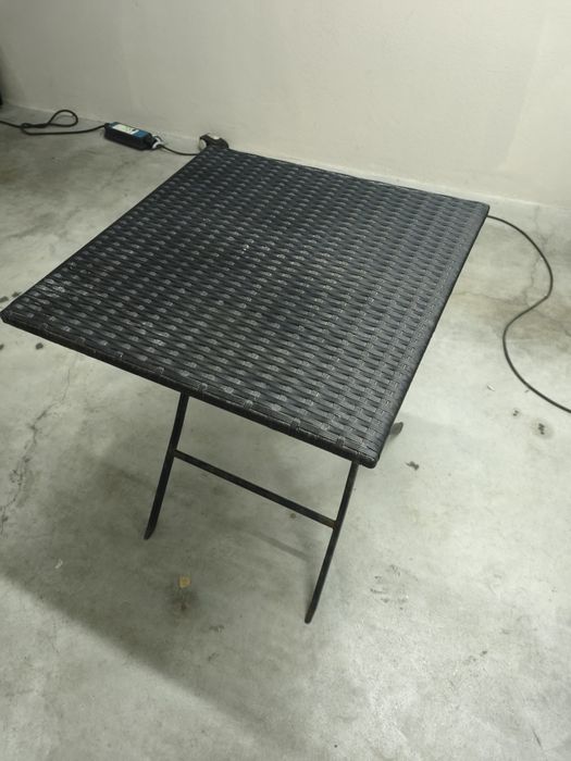 Mesa de Apoio Dobrável – Tampo Rattan Sintético Preto
