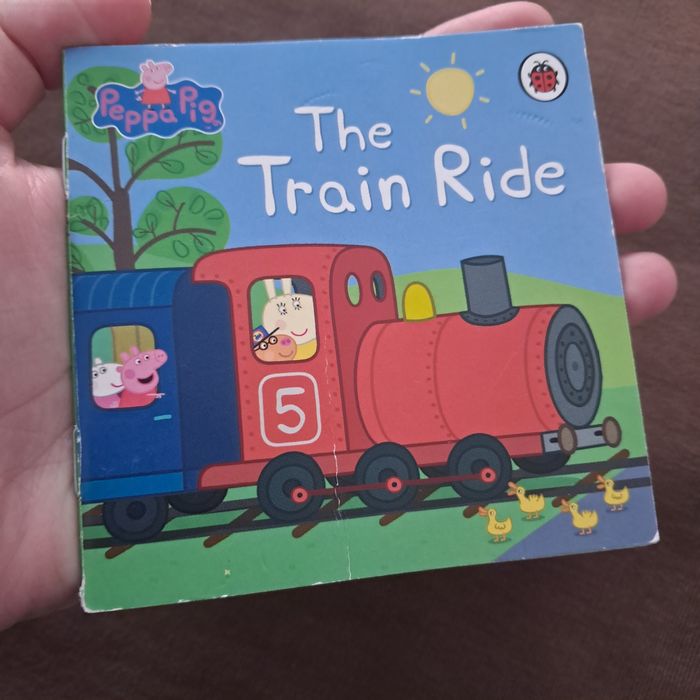 Міні-книжка англійською про свинку пеппу the train ride peppa pig
