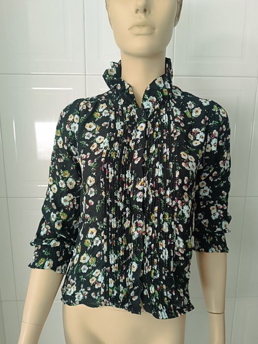 Blusa Senhora preta com flores. Tamanho M