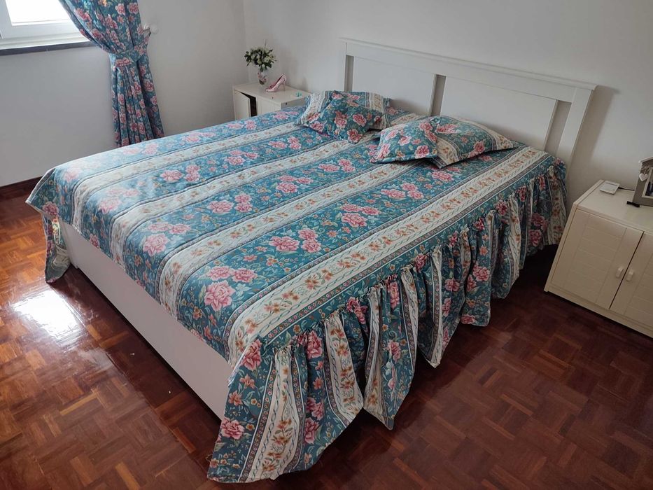 Conjunto cortinados e colcha de cama