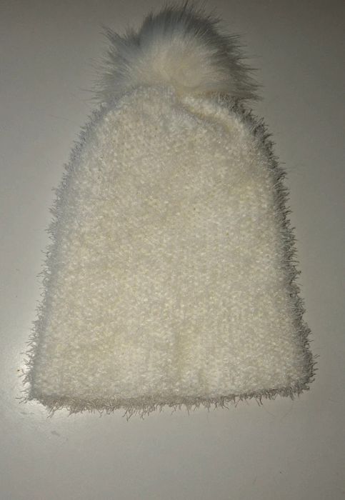 komplet biały kremowy szalik kołnierz + czapka z popmonem