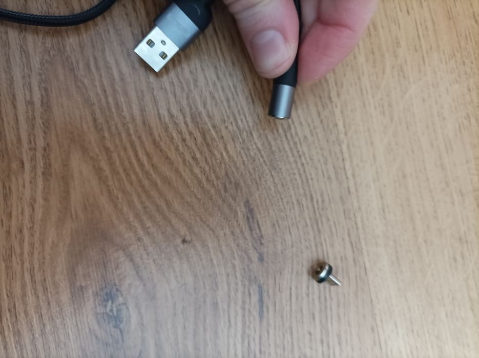 Kabel do ładowania telefonu magnetyczny na magnes