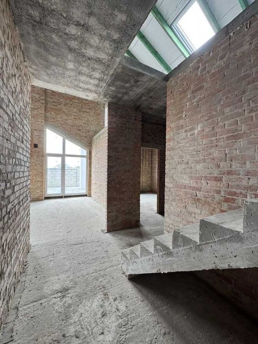 Продам вишуканий будинок із другим світлом! Гараж! 5 сотих землі 140м2