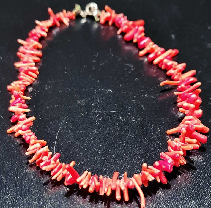 Mały naszyjnik z korali naturalnych gałązki