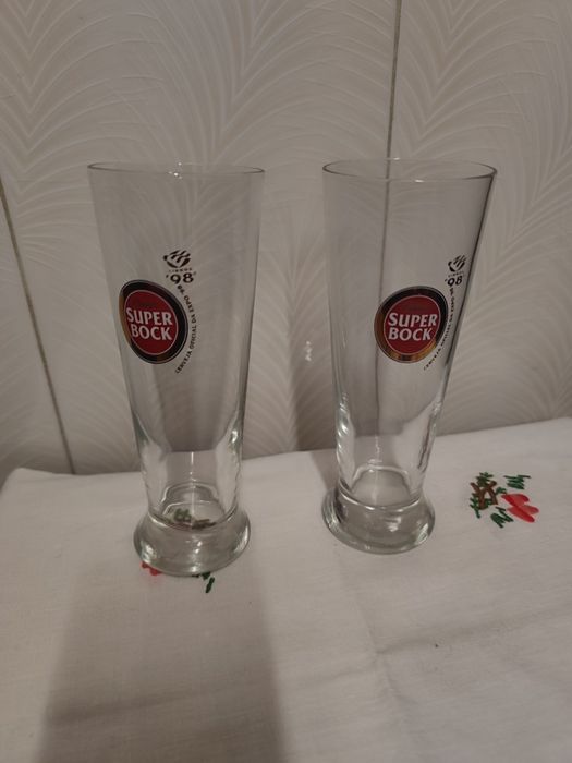Copos de vidro   de sumo e de cerveja
