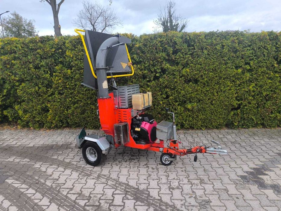 Rębak spalinowy Caravaggi 20.8KM na przyczepce