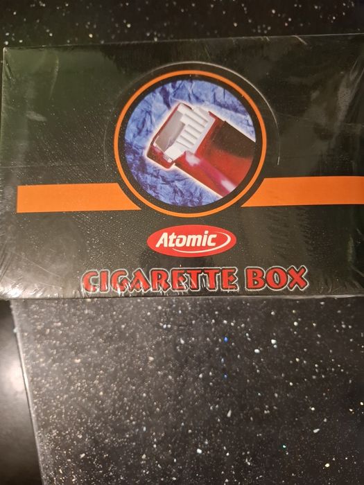 Etui plastikowe na papierosy. Cały komplet.