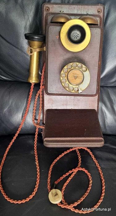 Stary telefon wiszący nr 2