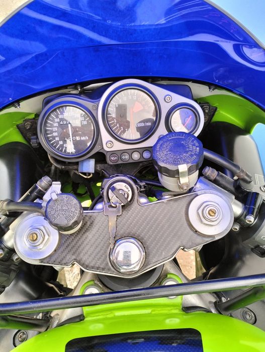 Kawasaki ZX 7r ;