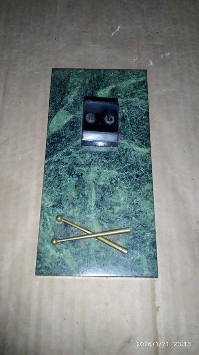 Подставка для часов Молния, Барабан на камне