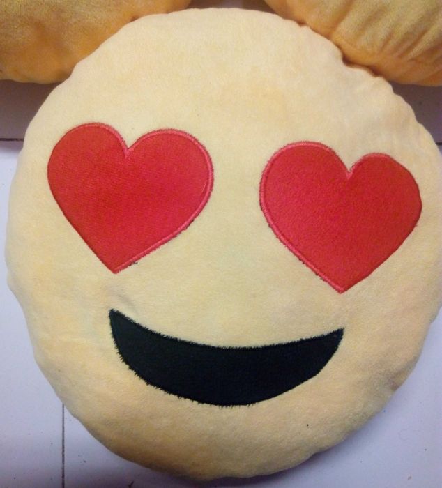 Conjunto de 3 almofadas emoji.