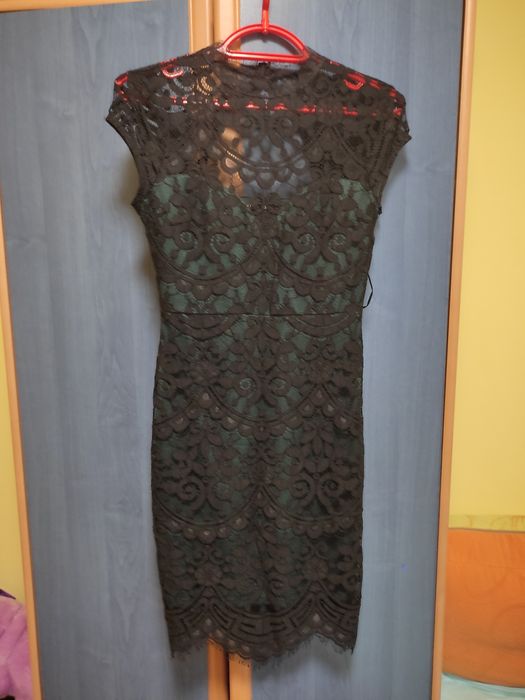 Платье зелёное с черным  кружевом S