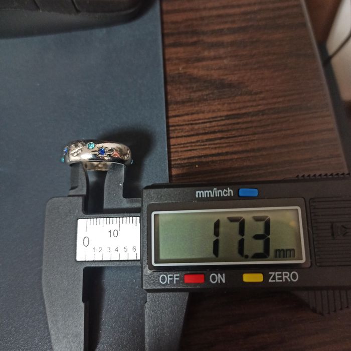 На подарок серебристое кольцо с эмалью