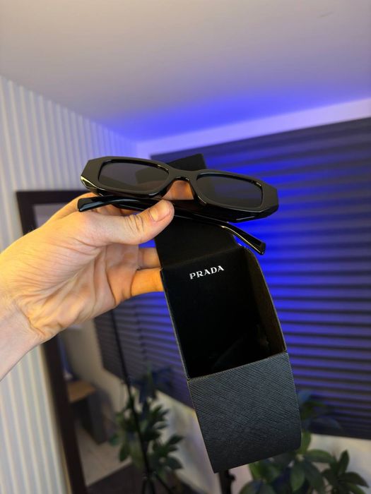 Сонцезахисні окуляри Prada