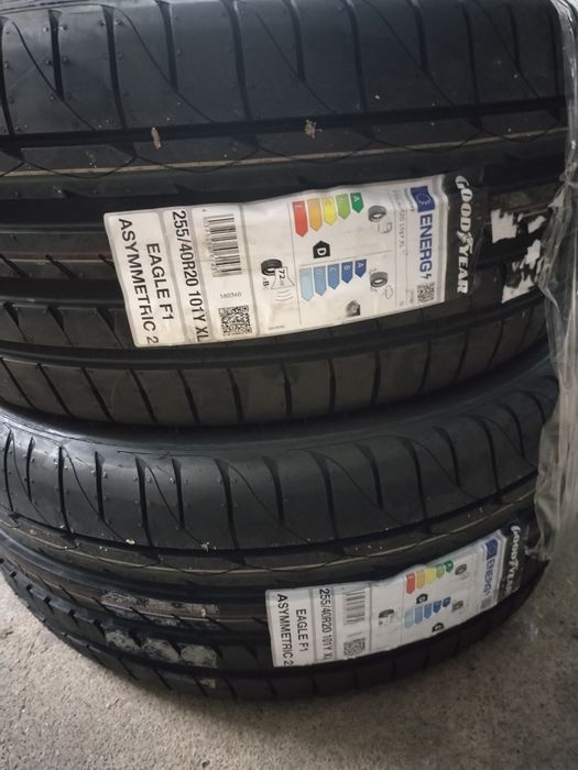 Par de Pneus Novos Goodwyear 255/40R20