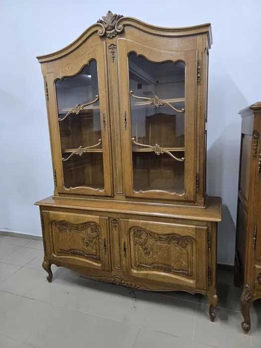 Komplet mebli w stylu ludwikowskim–komoda, witryna i stół z krzesłami