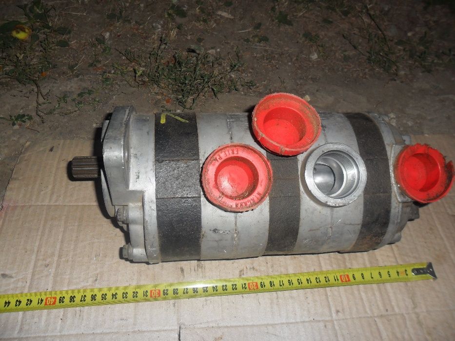 Насос масляний трохсекційний oil pump John Deere - Claas -NEW HOLLand