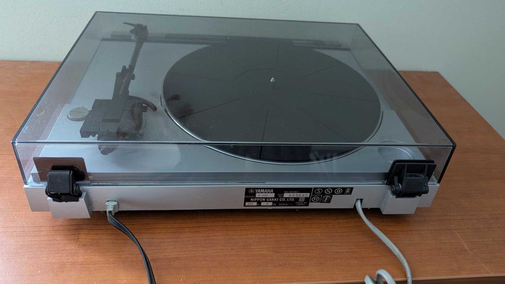 półautomatyczny gramofon Yamaha P-200