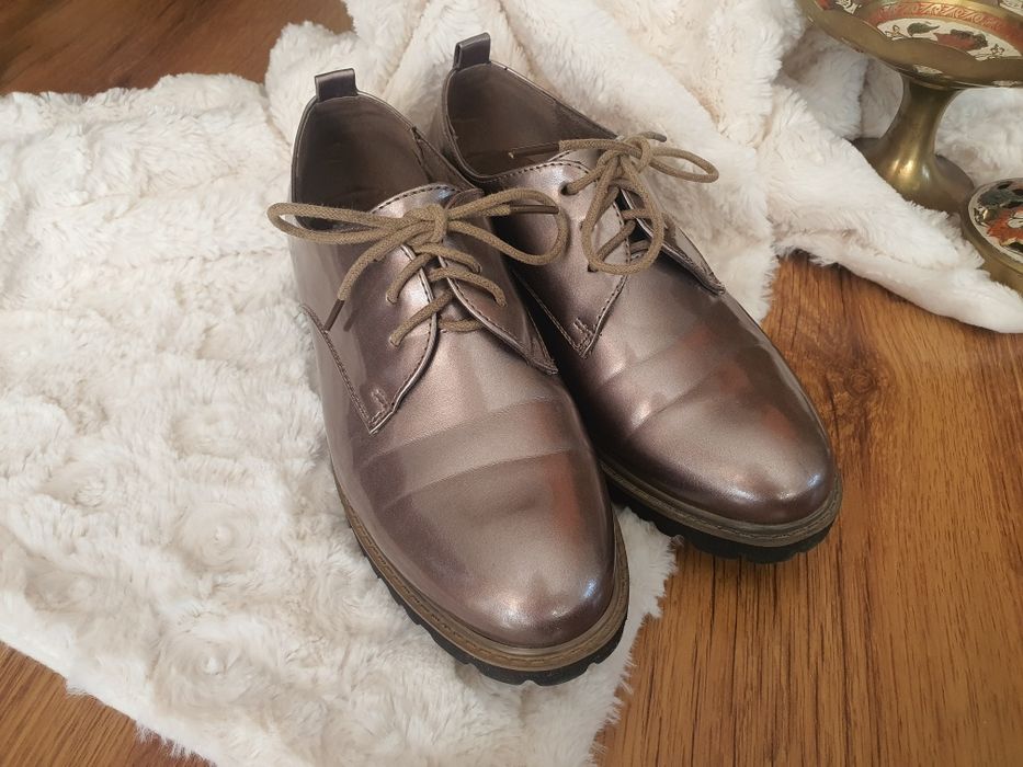 Złote buty oksfordki mokasyny