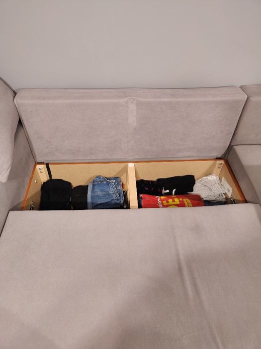 Rozkładana kanapa rogówka szara z poduszkami i schowkami