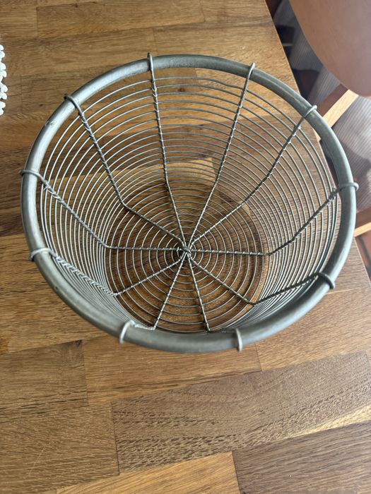 Cesto decorativo / arrumação metalico